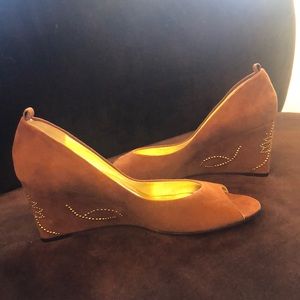 New in Box Cynthia Vincent suede Peep Toe wedge with gold nail head studs 🔥🔥🔥